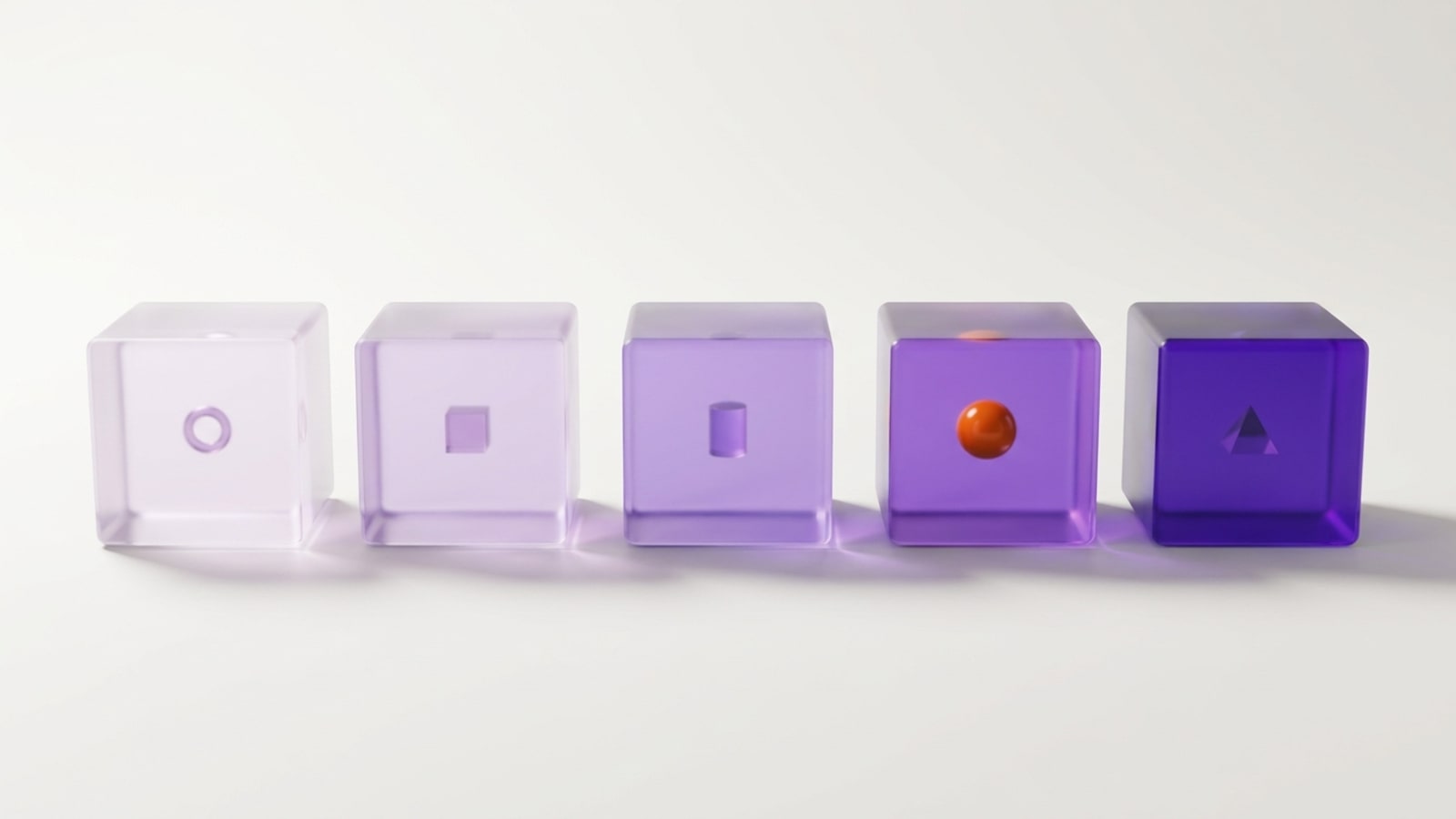 Render 3D minimalista sobre fundo off-white: cinco cubos de resina translúcida enfileirados, do lilás muito claro à esquerda ao violeta profundo à direita. Dentro de cada cubo há um pequeno objeto suspenso — um anel, um cubo, um cilindro, uma esfera laranja brilhante no quarto cubo e uma pirâmide no quinto.