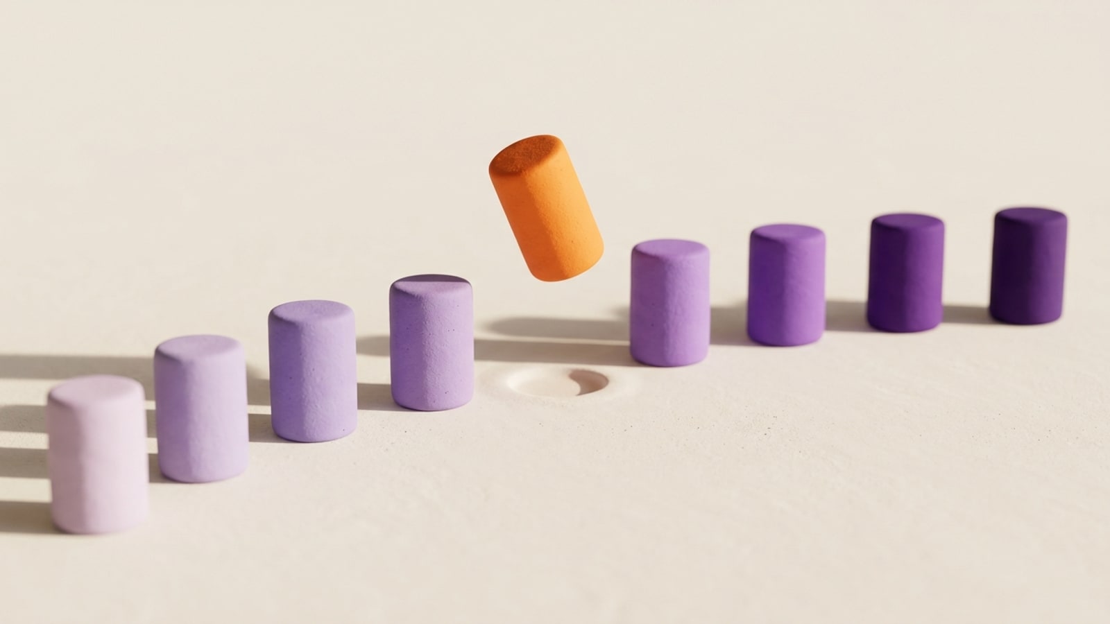 Render 3D sobre fundo creme claro: oito pequenos cilindros roxos de argila fosca, de textura granulada, dispostos em fila levemente curva sobre o chão. O tom escurece da esquerda para a direita, do lilás quase branco ao violeta profundo. No meio da fila há uma posição vazia, marcada apenas por uma depressão circular rasa no piso. Logo acima dessa depressão flutua um nono cilindro, este laranja e inclinado, como se estivesse descendo para ocupá-la, e ele projeta uma sombra redonda no chão. A luz vem da direita e estica sombras longas e suaves para a esquerda; os cilindros mais distantes aparecem levemente desfocados.