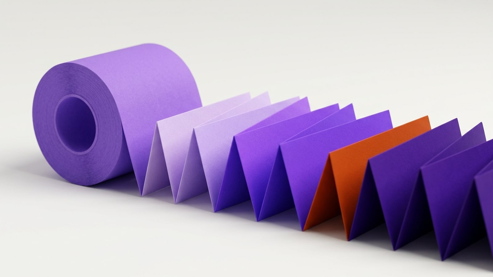 Render 3D minimalista sobre fundo off-white: um rolo cilíndrico de fita de papel fosco, em violeta médio, repousa deitado no terço esquerdo da imagem, visto de três quartos, de um ponto ligeiramente acima da superfície, com o miolo vazado aparecendo em violeta mais escuro. A fita sai do rolo e se dobra num sanfonado de pregas triangulares de mesmo passo, que a perspectiva faz crescerem em direção à borda direita, por onde a fita sai do quadro. As pregas escurecem gradualmente, do lilás claro junto ao rolo ao violeta profundo no fim, e uma delas, à direita do centro, é laranja queimado. Luz difusa de estúdio, vincos nítidos e sombras curtas de contato sobre a superfície.